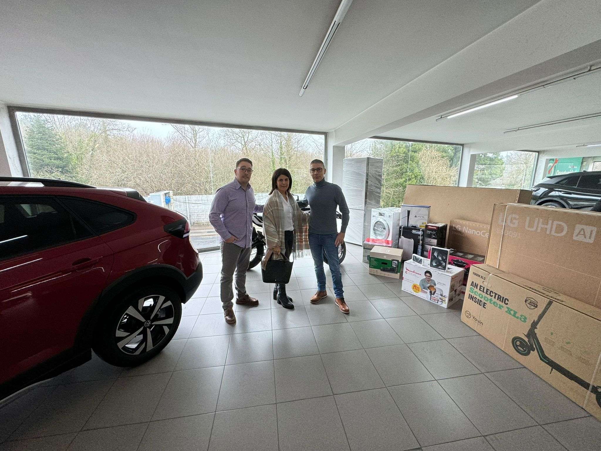 Entrega do lote depremios do terceiro sorteo do club A Baña Futsal, entre os que se incúe un coche Entrega do lote depremios do terceiro sorteo do club A Baña Futsal, entre os que se incúe un coche