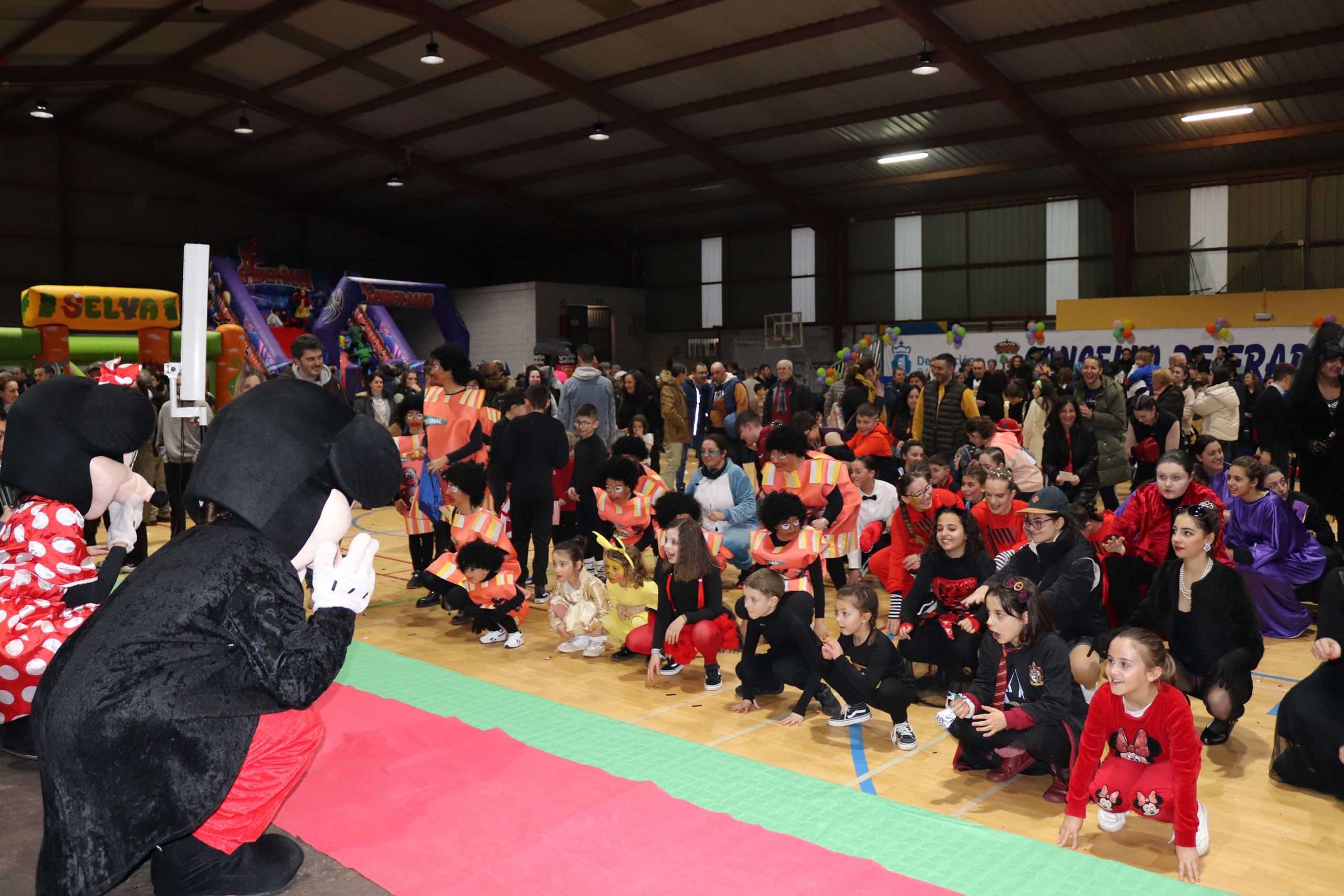 Gran festa e concurso de disfraces do Concello de Frades celebrados o ano pasado no polideportivo de Ponte Carreira