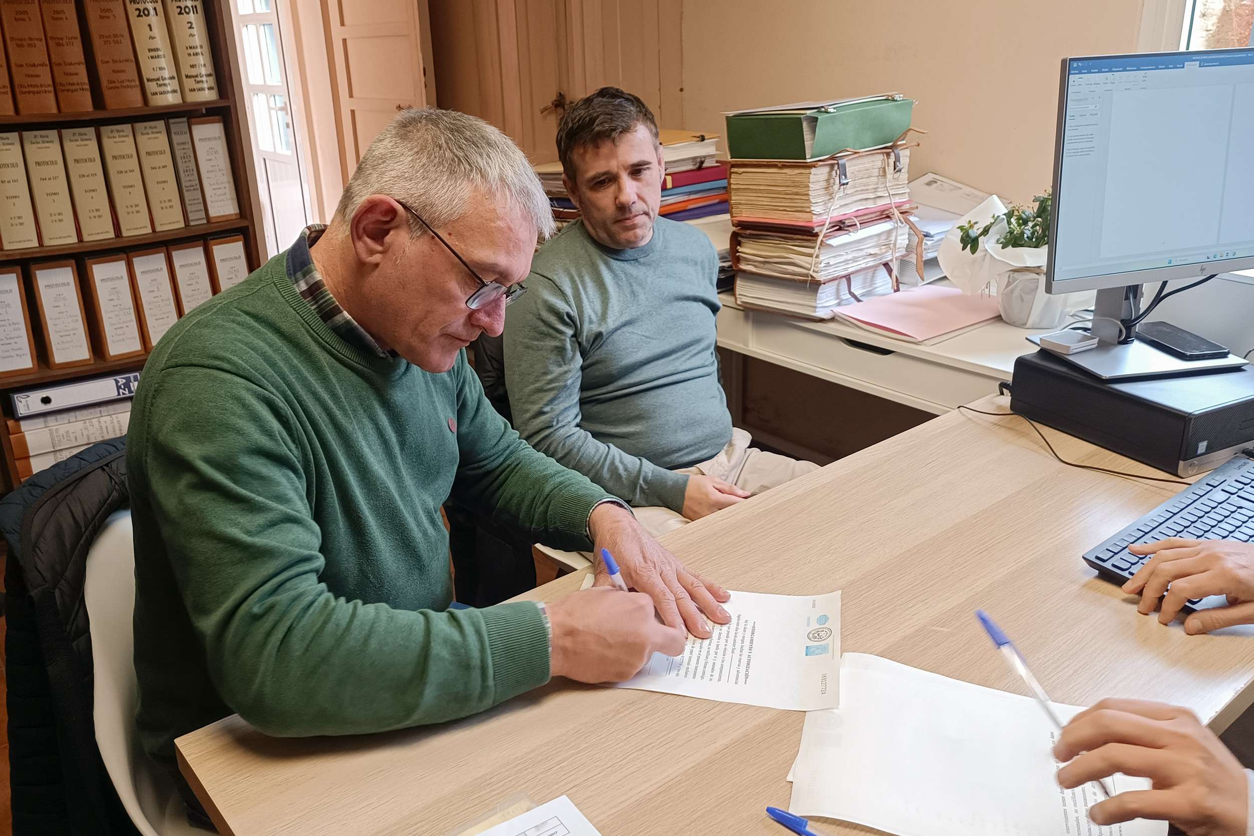 O alcalde de San Sadurniño asinou o contrato de compra-venda dos terreos e a antiga nave de Carnero.