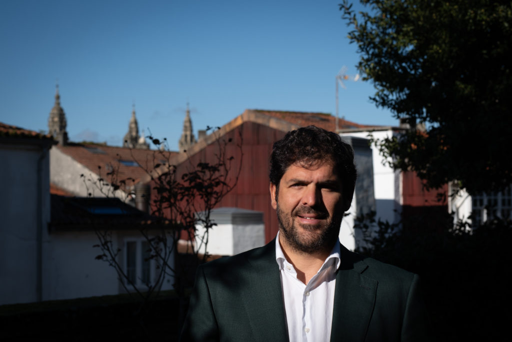 O compostelán Alberto Rodríguez Boo diante do Hotel Alda Bonaval, pertencente á cadea hoteleira que fundó e dirixe 
(Foto: Mónica Montero)