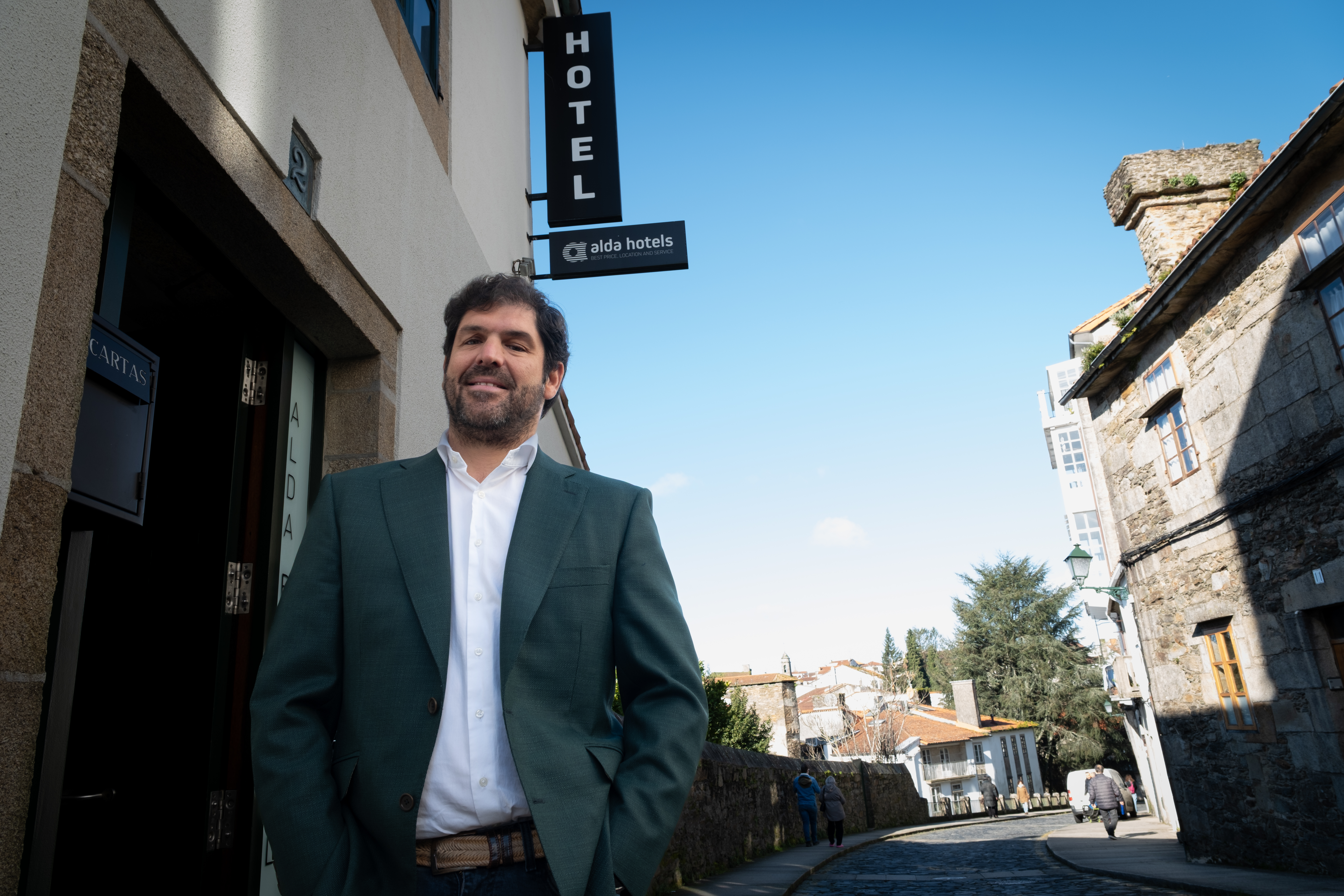 O compostelán Alberto Rodríguez Boo diante do Hotel Alda Bonaval, pertencente á cadea hoteleira que fundó e dirixe (Foto: Mónica Montero)