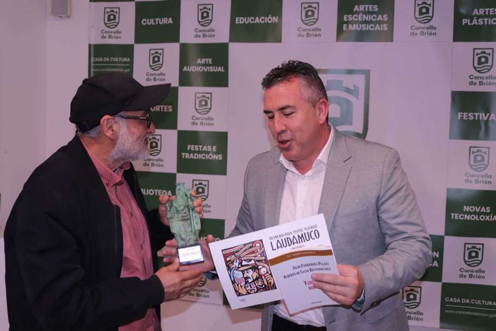 Julio Fernández, esquerda e coautor de 'Vento mareiro non dá voltas' recibe o Premio Laudamuco para textos teatrais do alcalde de Brión, Pablo Lago 