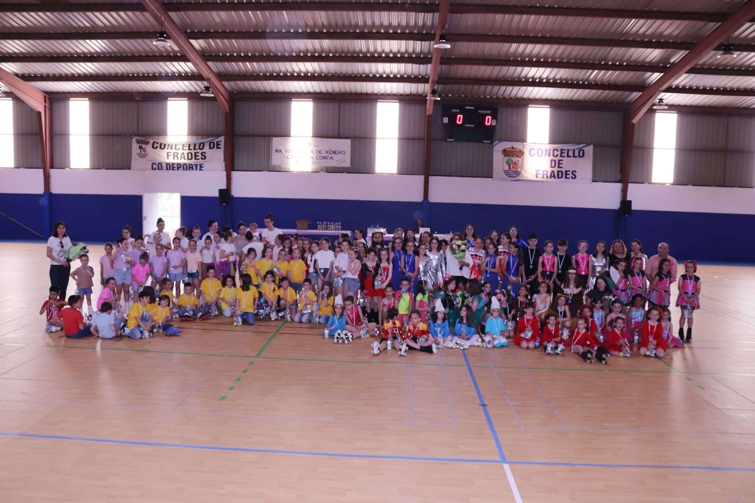 A Gala de Patinaxe do Concello de Frades congregou no pavillón de Ponte Carreira a 120 nenos e nenas de seis escolas deportivas da contorna