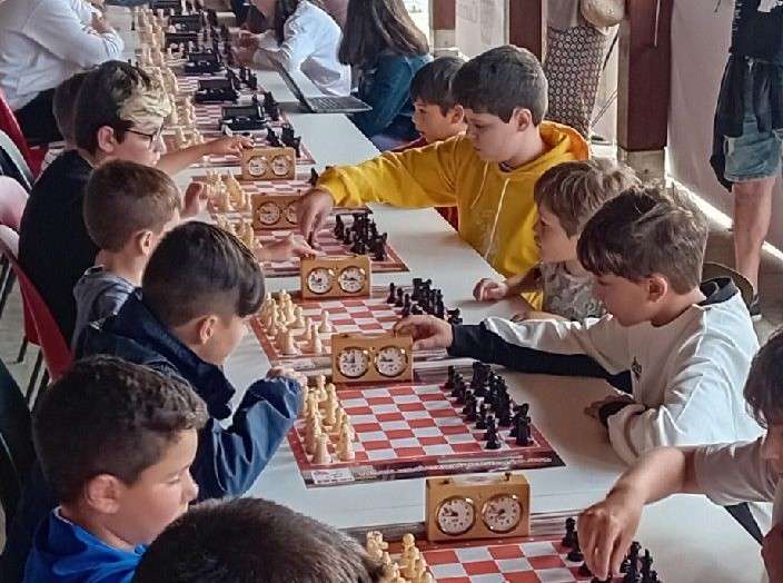 Varios xogadores disputando as súas partidas durante a primeira edición do Torneo de Xadrez do Concello de Cariño Varios xogadores disputando as súas partidas durante a primeira edición do Torneo de Xadrez do Concello de Cariño