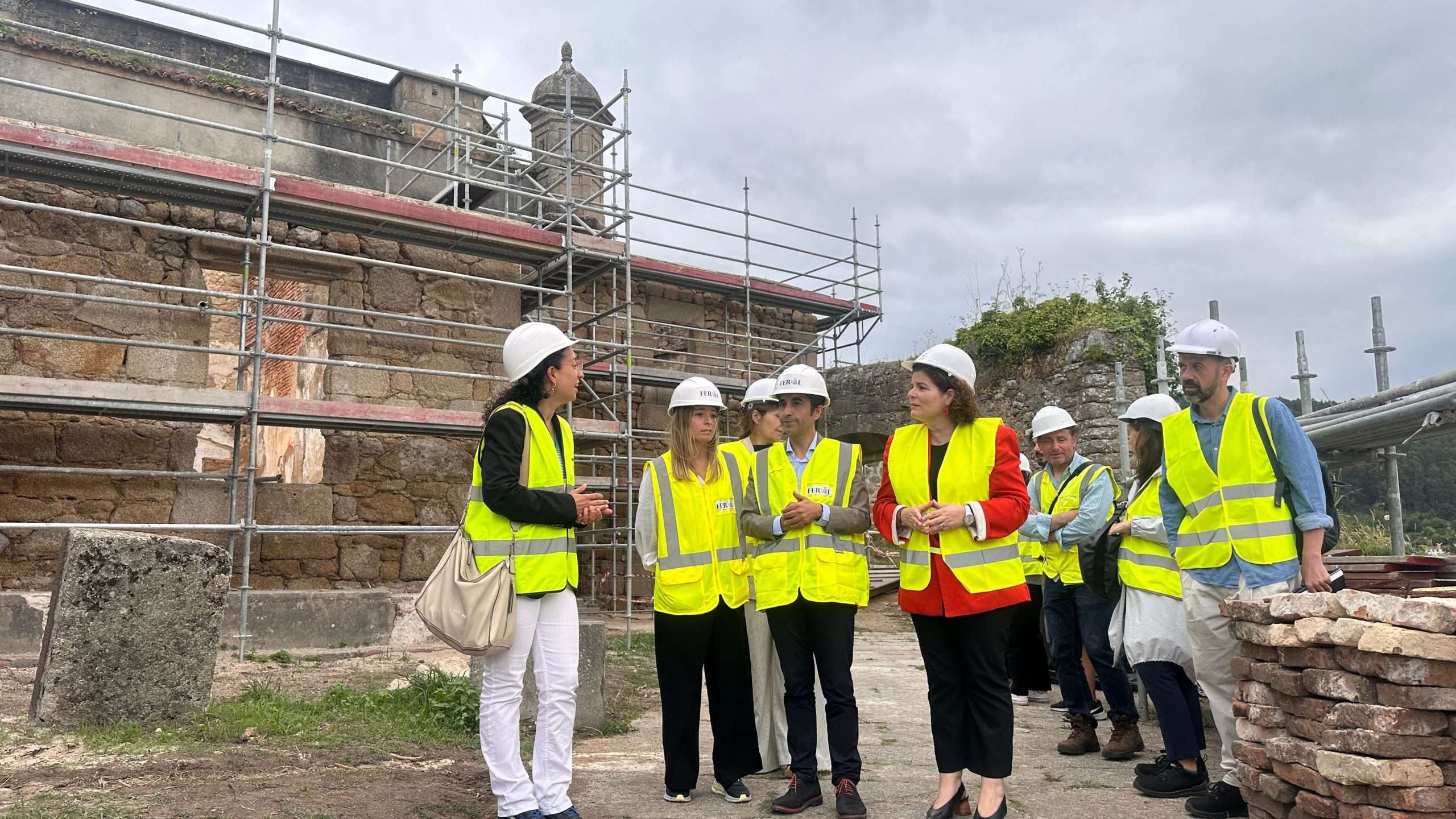 O alcalde de Ferrol e a subdelegada do Goberno na Coruña visitaron as obras no castelo de San Felipe.
