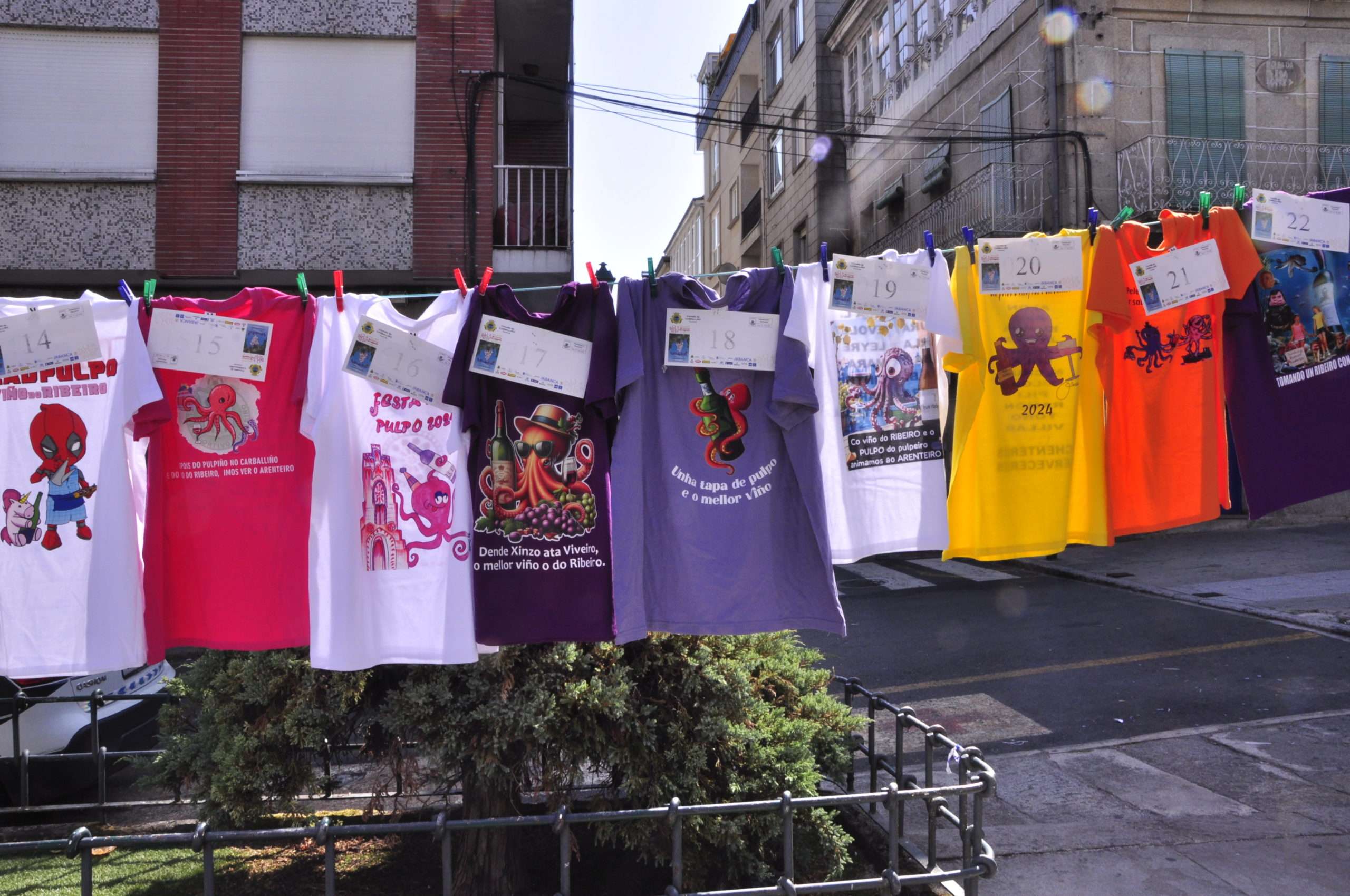 Algunhas das propostas presentadas o ano pasado ao concurso de deseño de camisetas da Feira do Pulpo do Carballiño