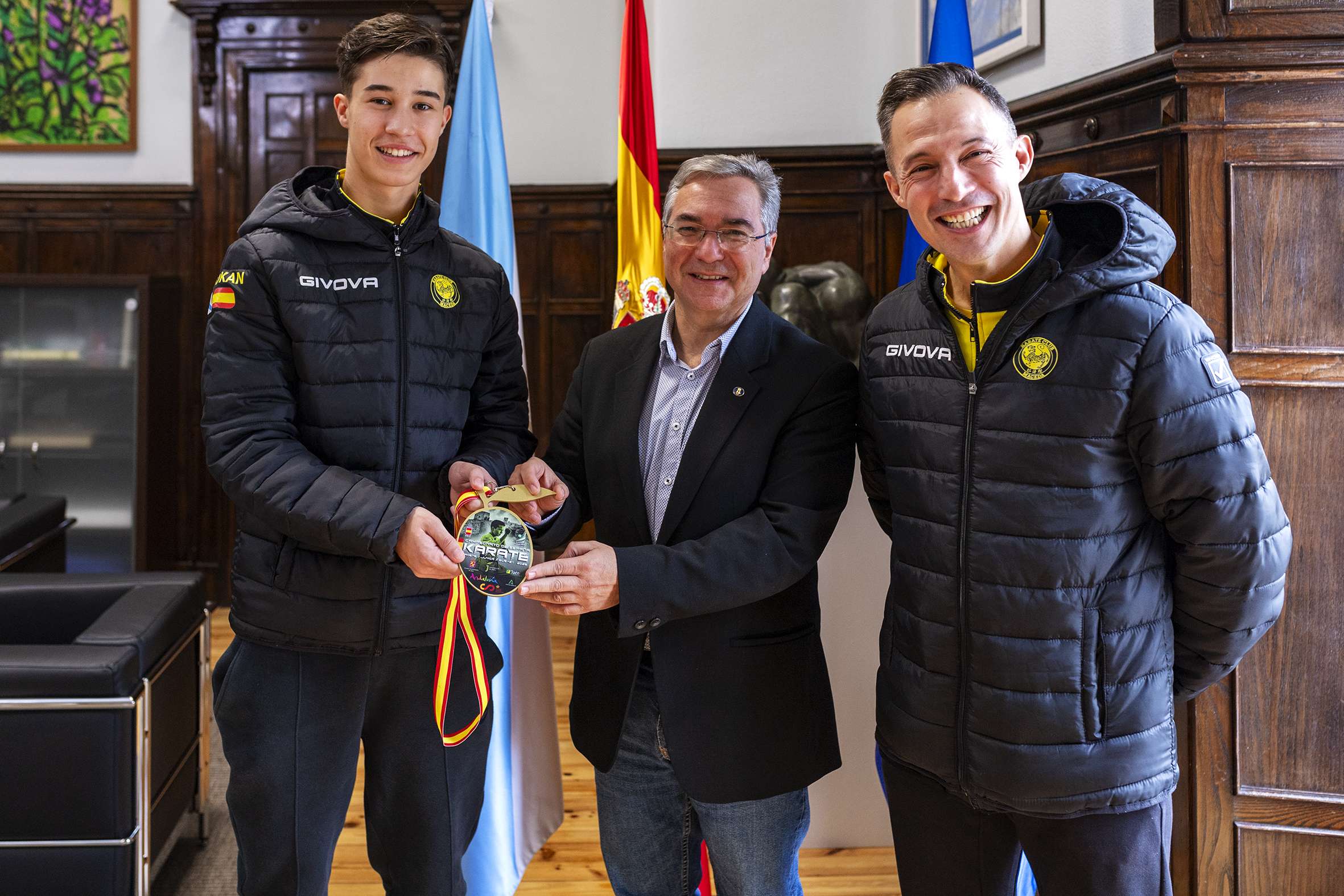Jacobo Casado, Luis Menor e Alberto Casado durante a recepción no Pazo Provincial ao recente Campión de España de Karate Kumite en categoría cadete