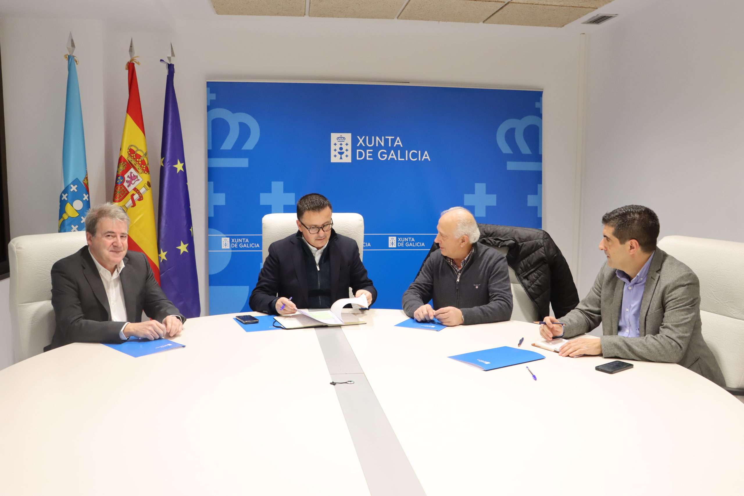 Imaxe da reunión do conselleiro de Emprego, o alcalde da Peroxa, o delegado territorial da Xunta en Ourense e o director xeral de Comercio e Consumo.