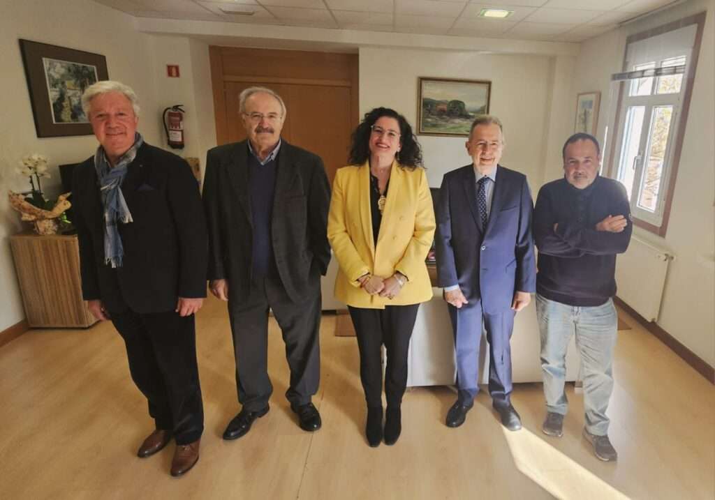 Teo nomea a Hugo Vázquez, Ramón Villares e Ignacio Balboa como fillos adoptivos e concede unha mención de honra para a asociación Colectivo A Rula