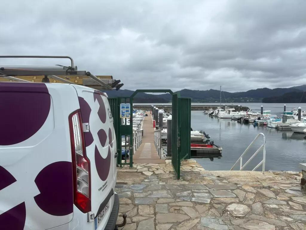 O porto deportivo de Ortigueira renova as súas torretas de subministración