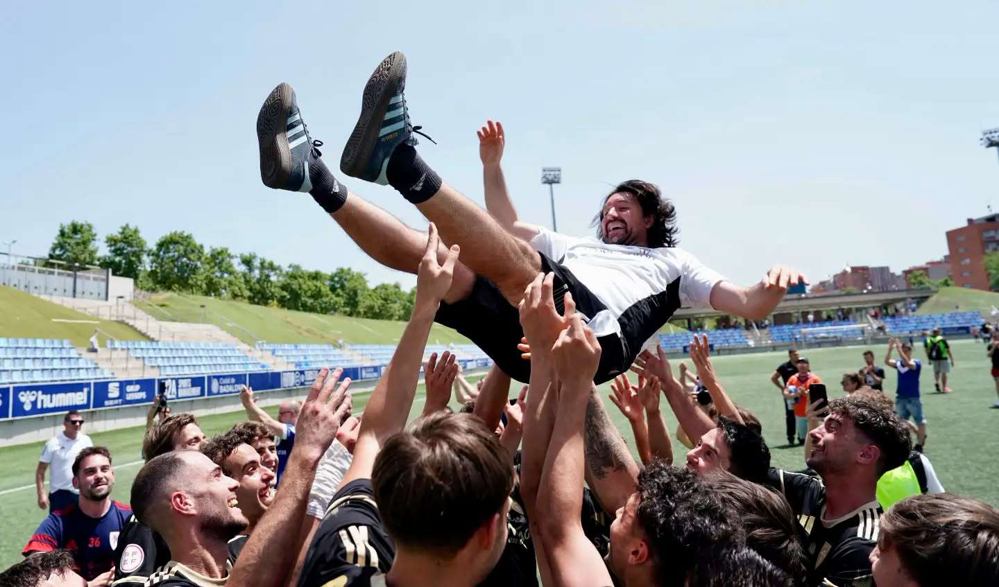 O adestrador da SD Compostela, Secho Martínez, é manteado polos seus xogadores tras lograr o ascenso á Segunda Federación en Badalona (Fotos: SD Compostela) O adestrador da SD Compostela, Secho Martínez, é manteado polos seus xogadores tras lograr o ascenso á Segunda Federación en Badalona (Fotos: SD Compostela)