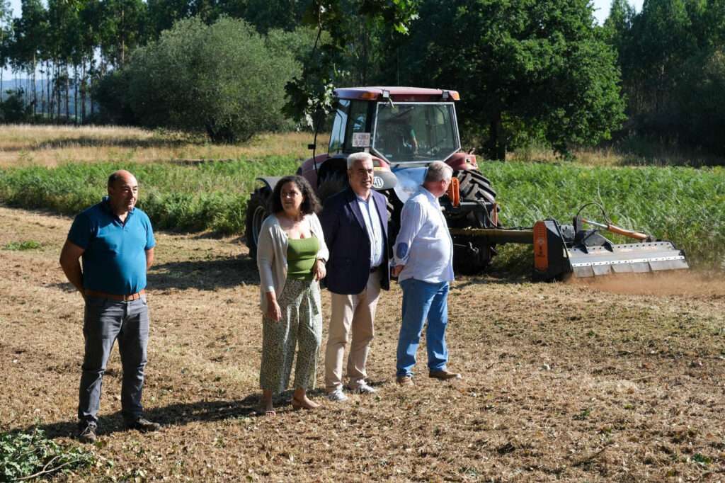 Belén do Campo comproba no Pino o labor dos traballadores contratados no programa Galicia Suma Talento: Rural Activo