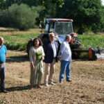 Belén do Campo comproba no Pino o labor dos traballadores contratados no programa Galicia Suma Talento: Rural Activo