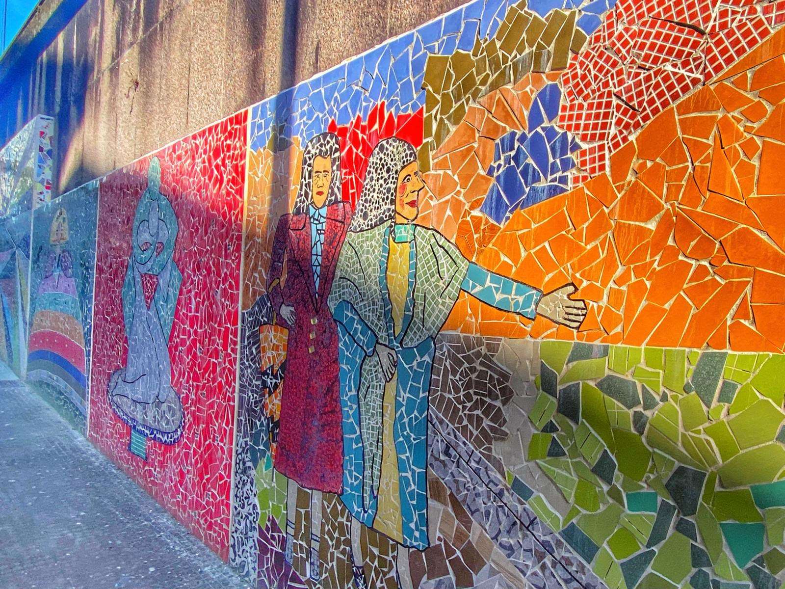 Mural do artista recentemente falecido Julio Ferreiro que coas súas intervencións deulle unha nova vida a moitos espazos da cidade