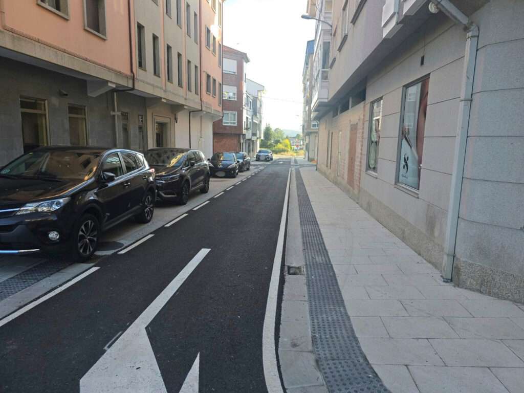 O Concello de Melide remata as obras de mellora da pavimentación e da seguridade viaria na Avenida de América