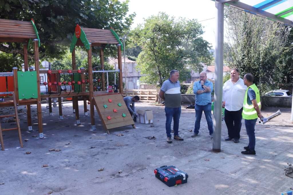 Frades inviste máis de 43.000 euros na remodelación integral do parque infantil de Ponte Carreira