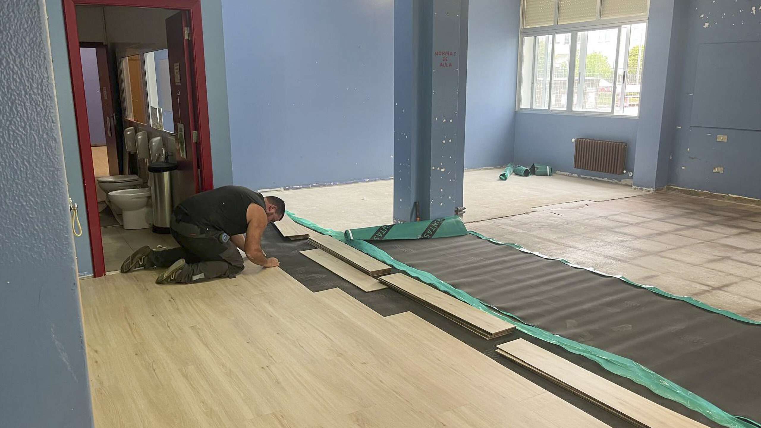 San Sadurniño instalou tarima flotante nas aulas de Infantil, entre outras melloras.