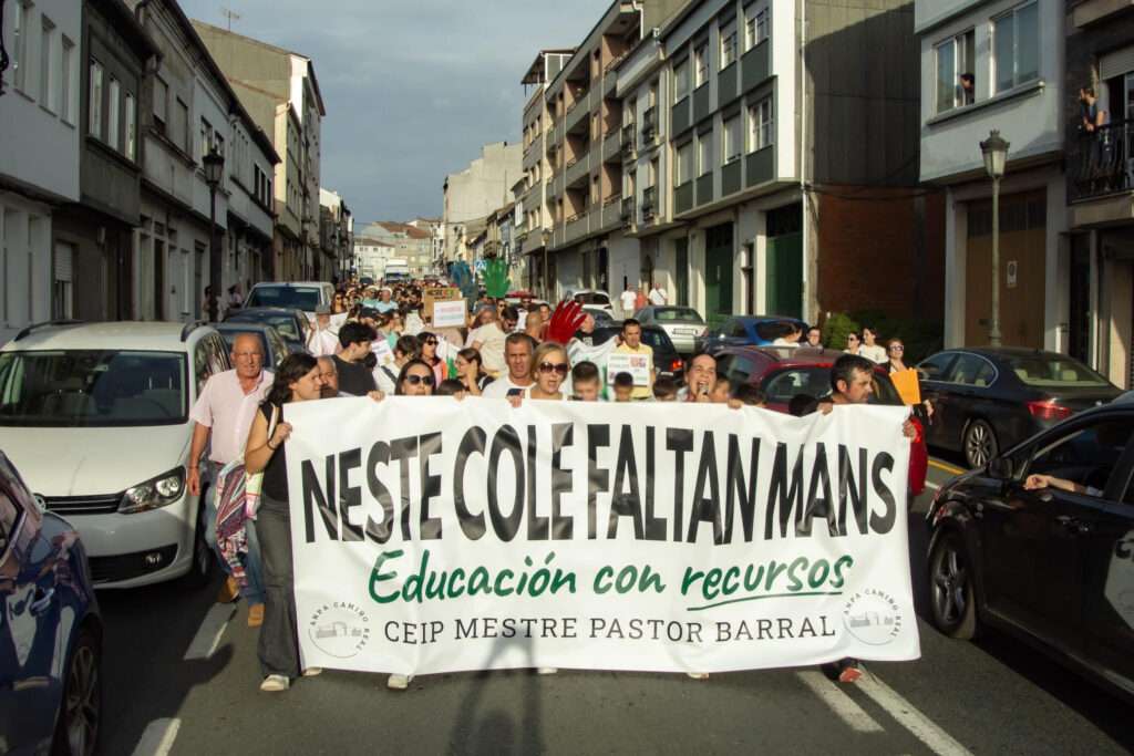“Neste cole faltan mans” as familias do CEIP Mestre Pastor Barral continúan en loita