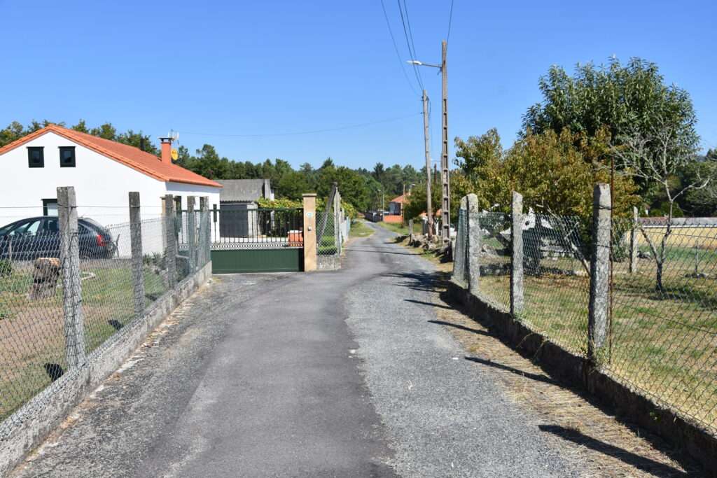 Adxudícanse as obras de mellora dos viarios de acceso a Firmistáns, Gasamáns e Pedras en Ames por un importe de 65.574 euros