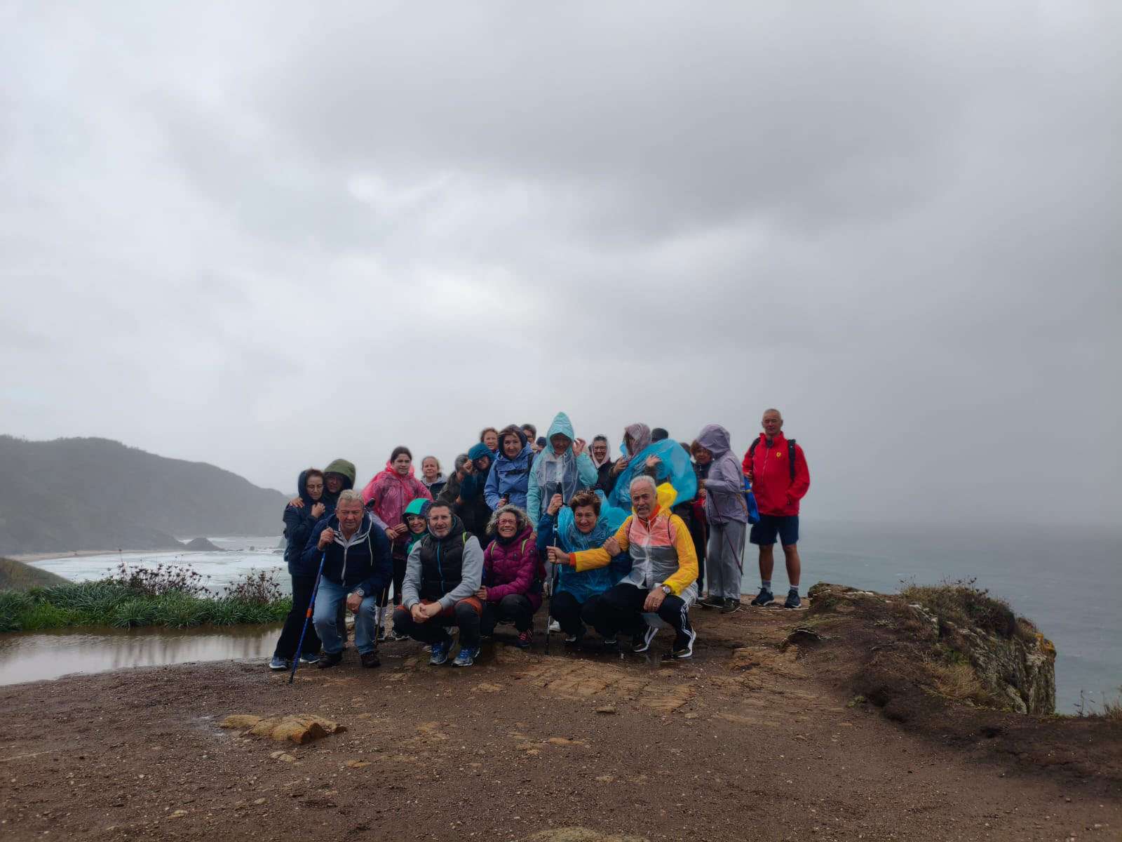 Participantes na primeira das rutas de sendeirismo da tempada, organizada polo Concello de Frades, entre as localidades de Ortigueira e O Vicedo